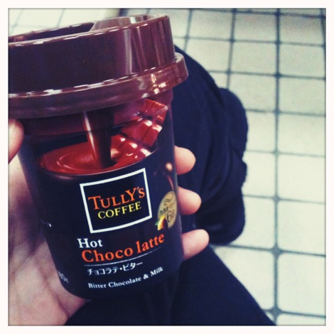 ホットチョコレートラテ飲みながら電車待ち