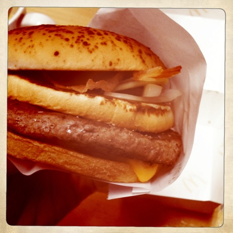 お弁当持って来てたけど、やっぱりマックのテキサスバーガーにしちゃった〜