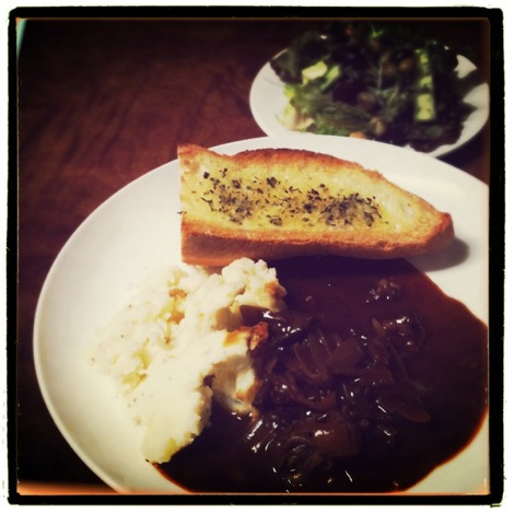 夕食は牛肉のワイン煮込み