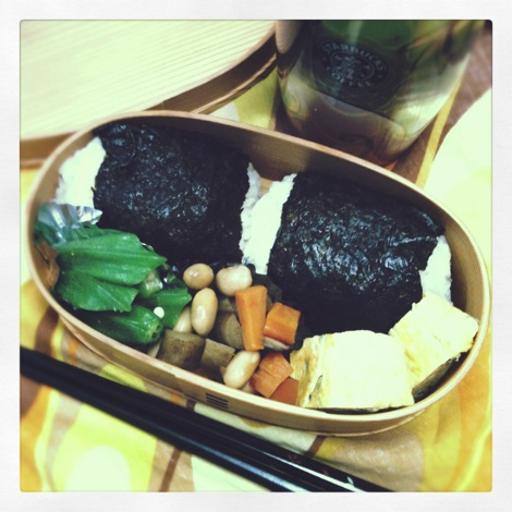 今日はおにぎり弁当