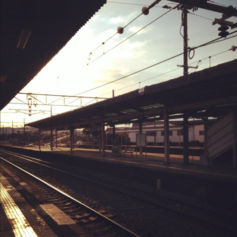 駅にて